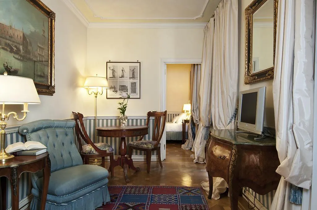 Petit Palais Hotel De Charme Milano 4*,  Italia